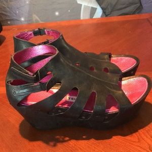 Tsubo black leather wedge heel sandals shoes size 9